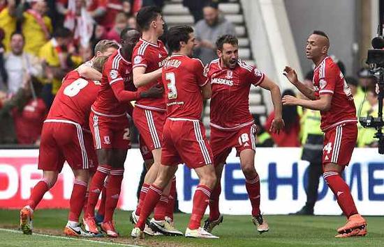 队的比赛即, 迷们, 此前因坚毅