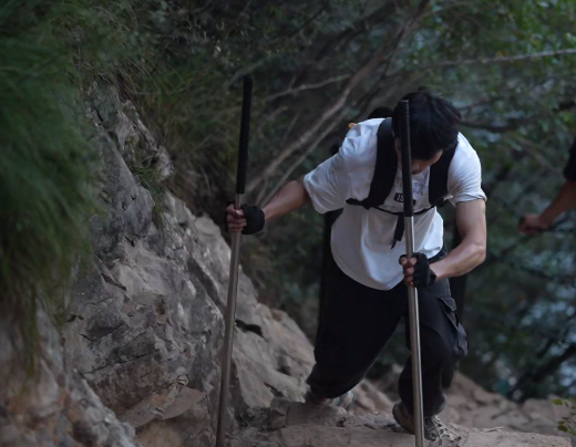 因脚部畸形, 身体上存在 因脚部畸形, 身体上存在